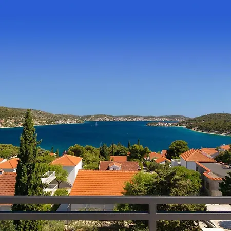 Hillside - The Penthouse 로고즈니차